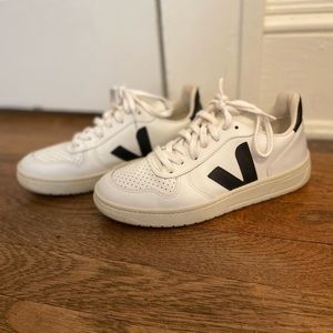 CLASSIC VEJA SNEAKERS